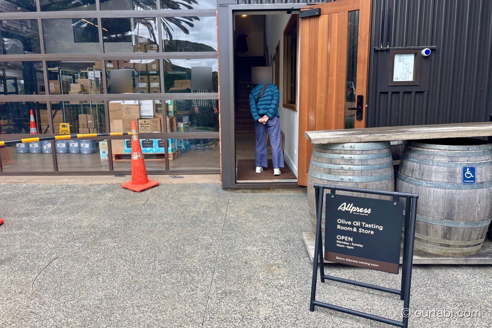 オールプレス・オリーブグローブスのテイスティングルーム入口と看板