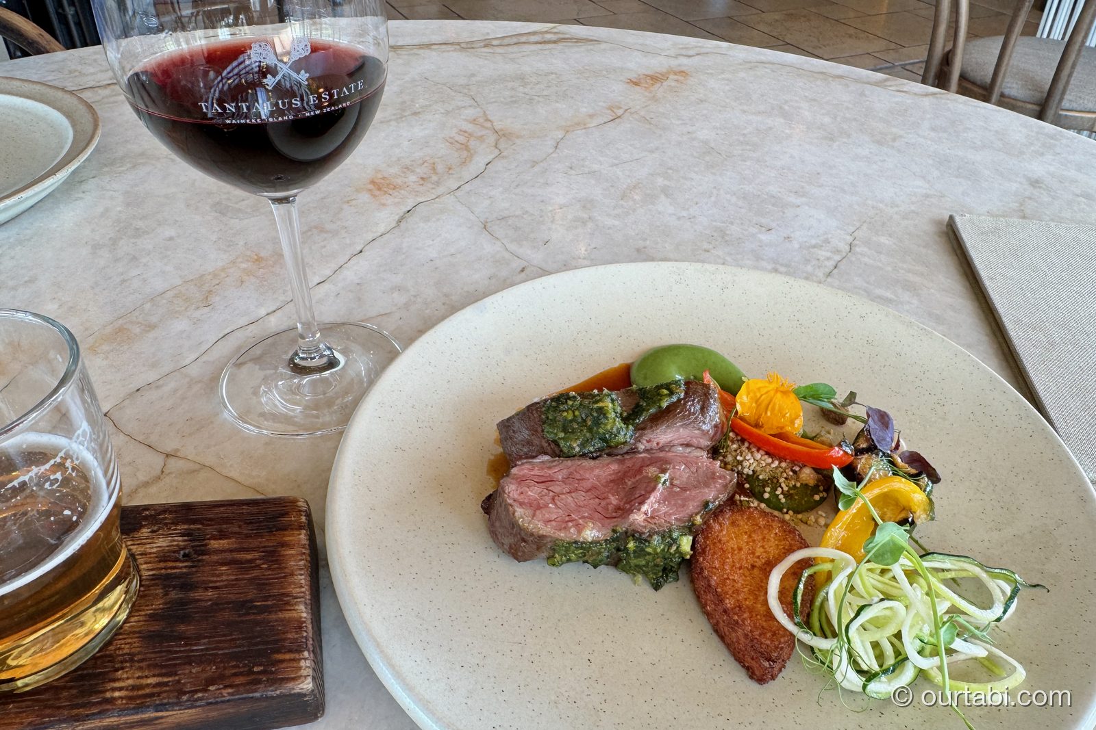 タンタラス・エステートのランチのメイン料理(ラム肉)と赤ワイン