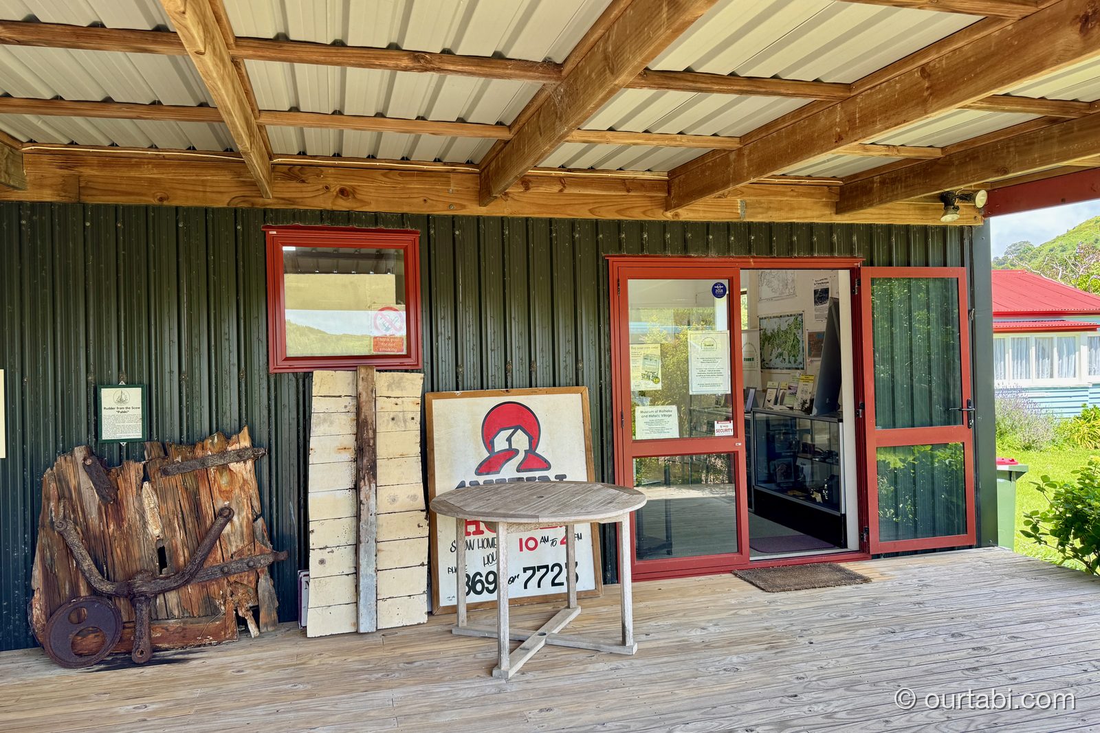 ワイヘケ島博物館(Museum of Waiheke)の入口と古い農具の展示
