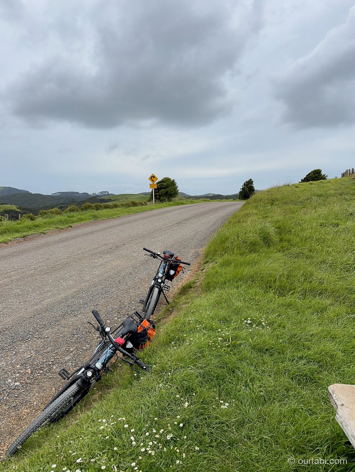 坂道の路肩に停めた電動自転車