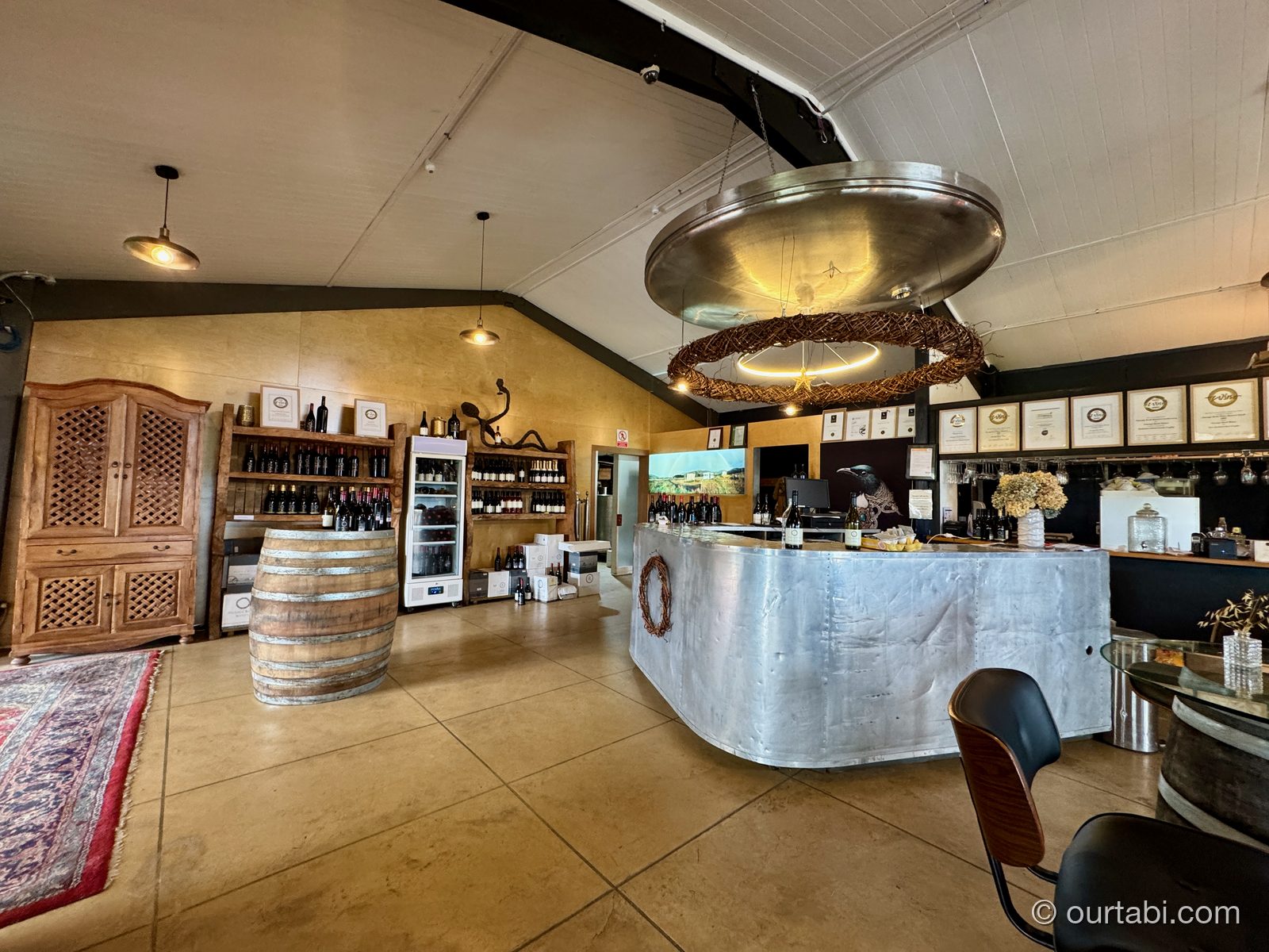 パッセージ・ロック・ワインズのセラードアの店内