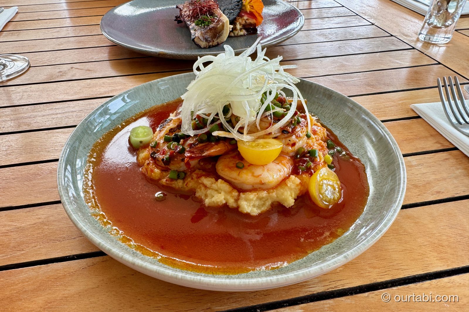 パッセージ・ロックの前菜（エビとトマトの一皿）