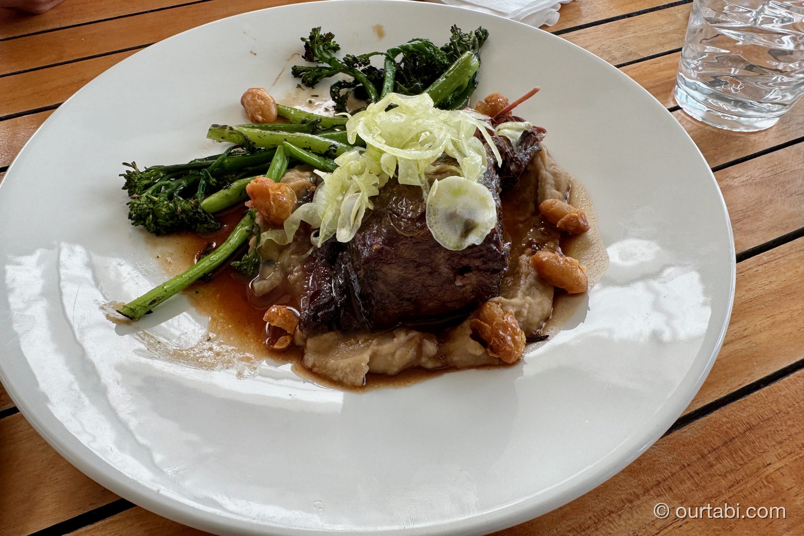 パッセージ・ロックのメイン料理（肉料理とブロッコリーニ）