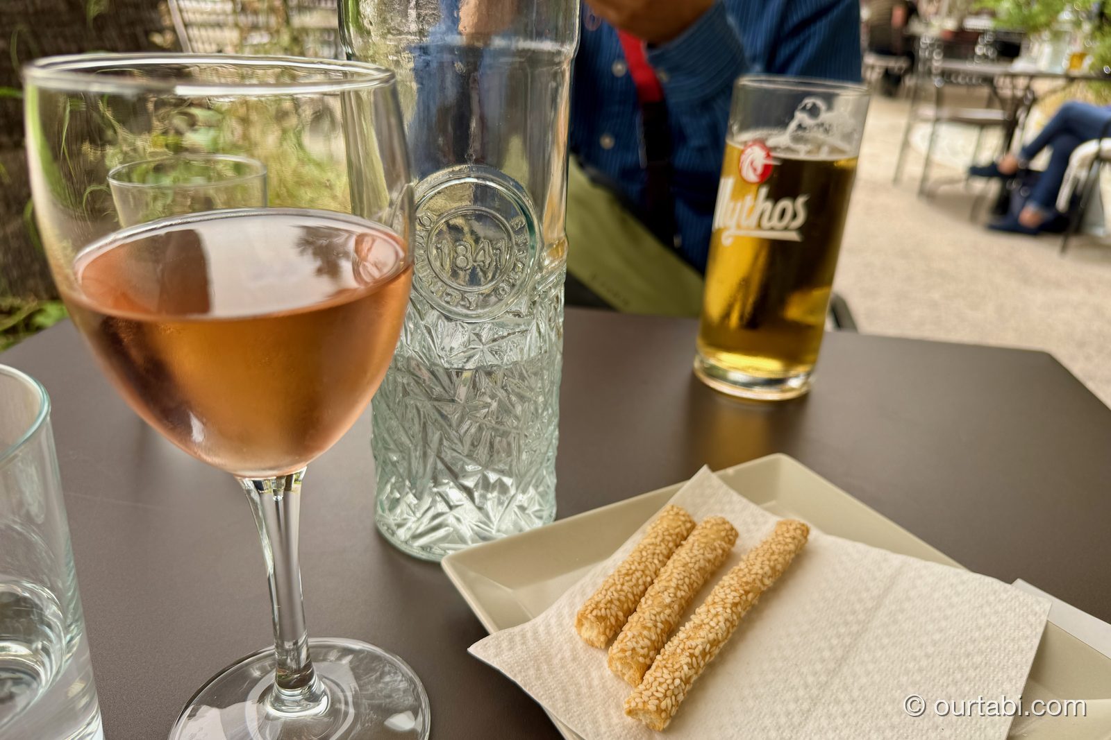 アテネのカフェでのワインと軽食