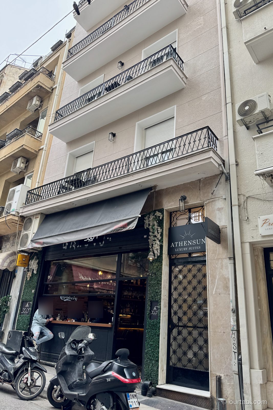AthenSun Luxury Suitesの建物外観と看板