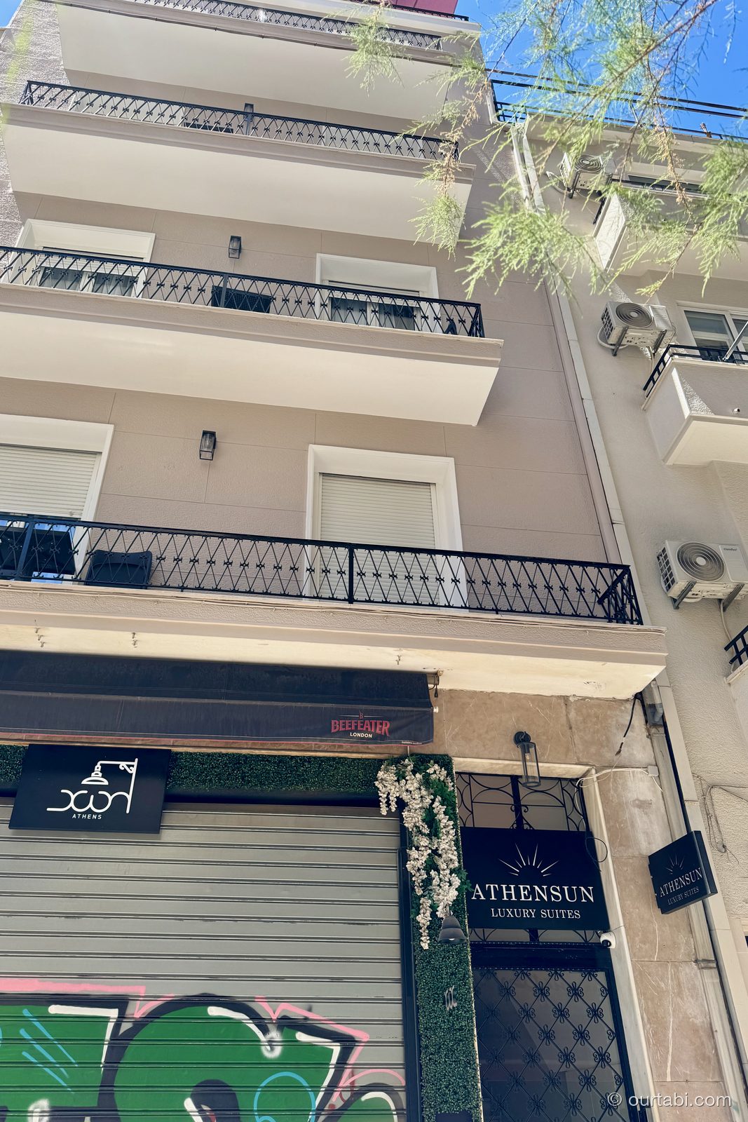 朝のAthenSun Luxury Suitesの建物