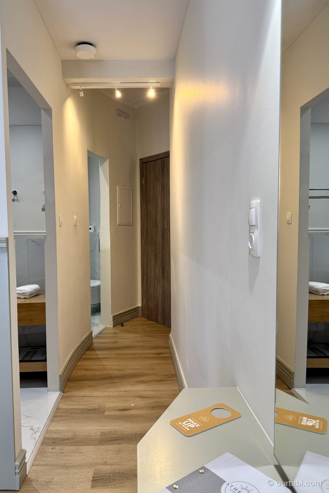 AthenSun Luxury Suitesの客室へ続く廊下