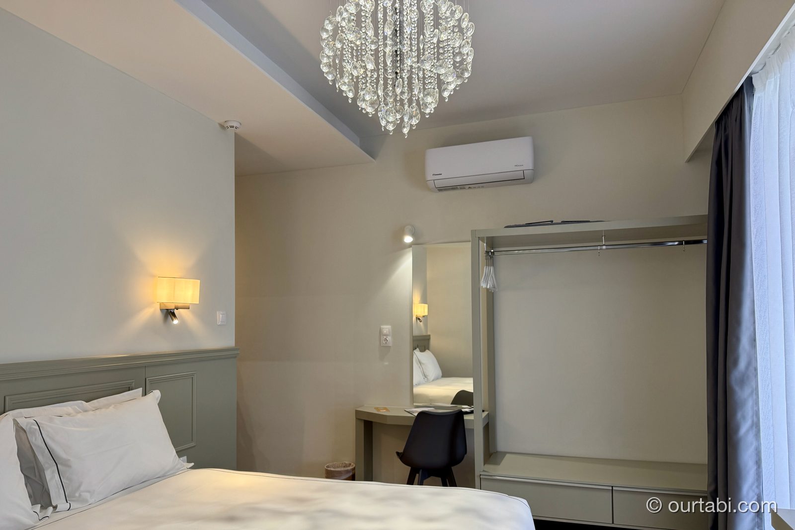 AthenSun Luxury Suitesの客室をベッド側から見た様子