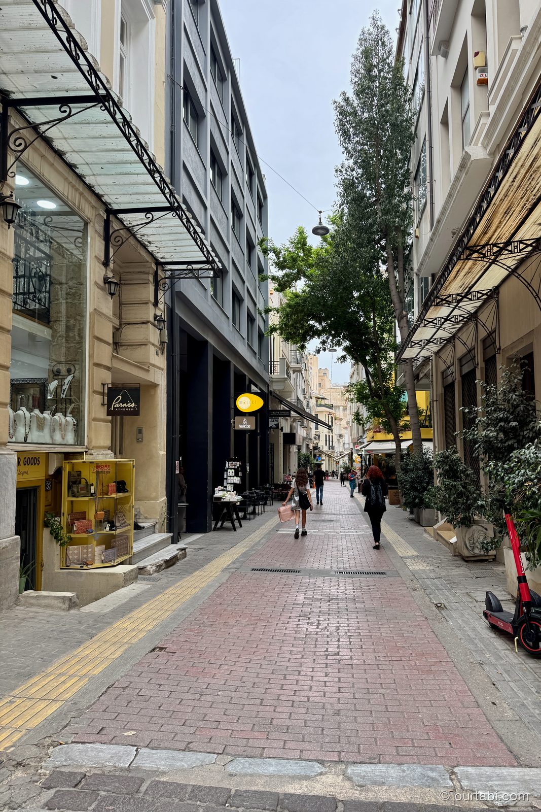 AthenSun Luxury Suites近くの夕方の商店街