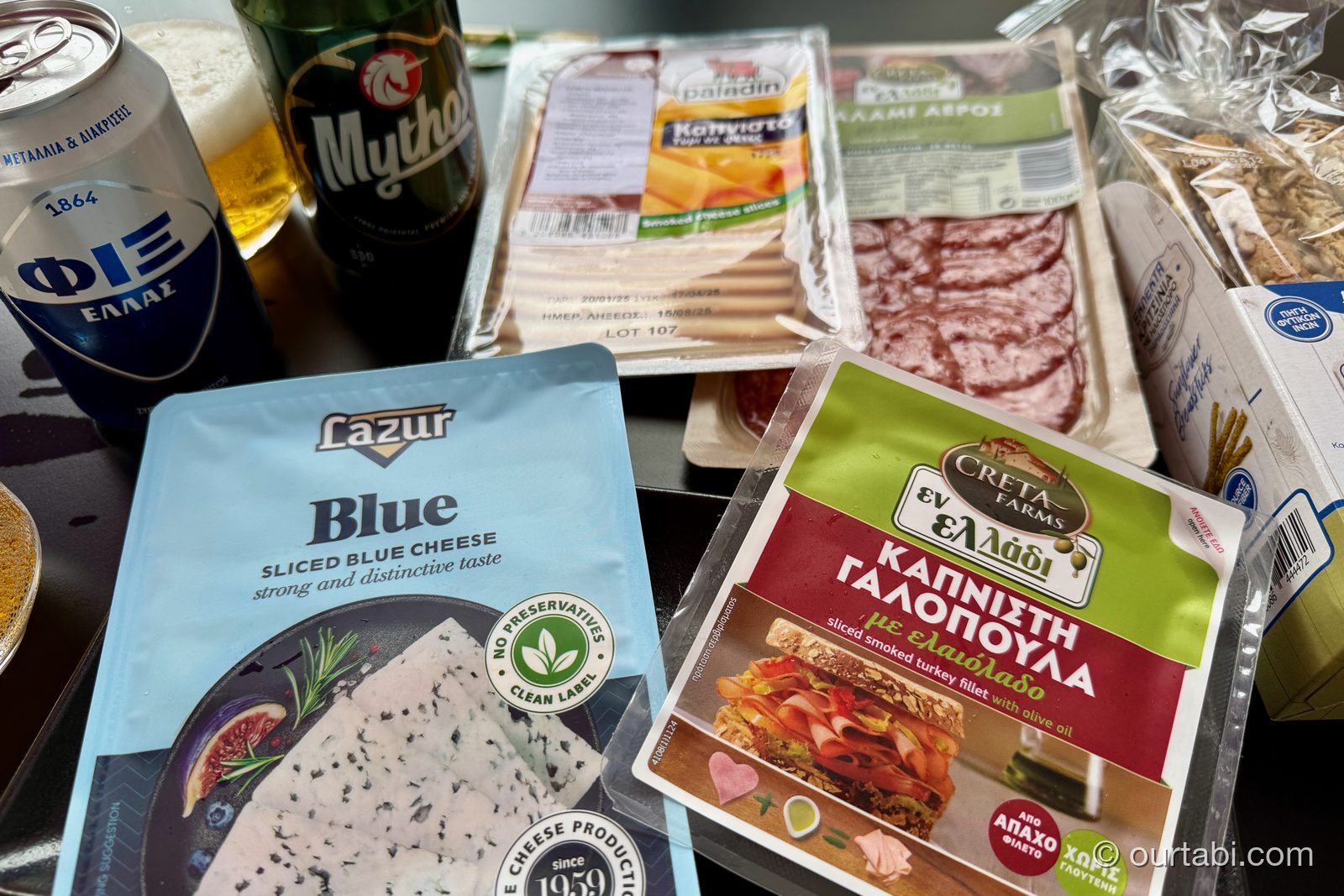 アテネのスーパーで買ったハム・チーズ・パン・ビール