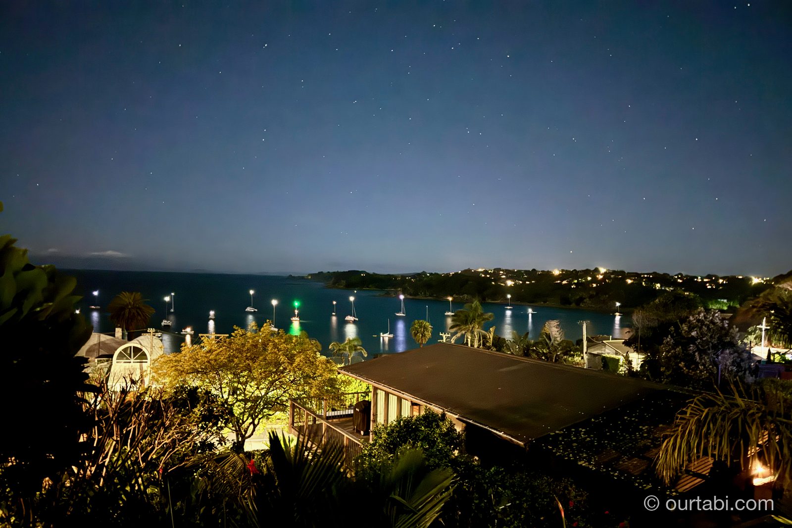Whare Itiから見た夜のオネロア湾の灯り