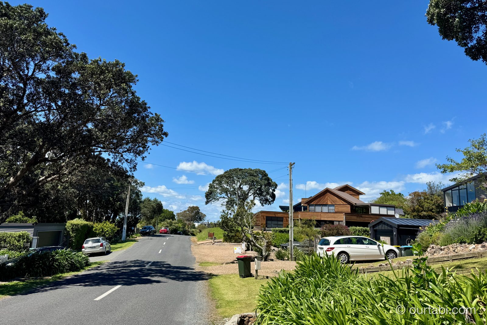 Whare Iti周辺の静かな住宅街の坂道