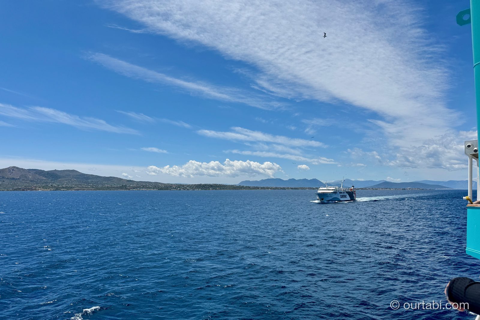 サロニコス湾を航行するフェリーから見た島影