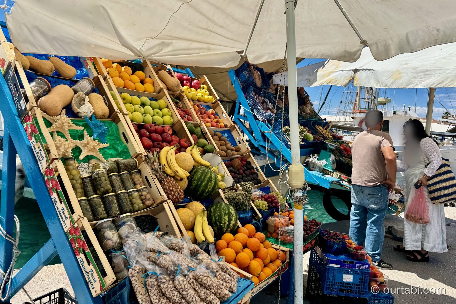 エギナ港の海沿いに並ぶ果物の露店