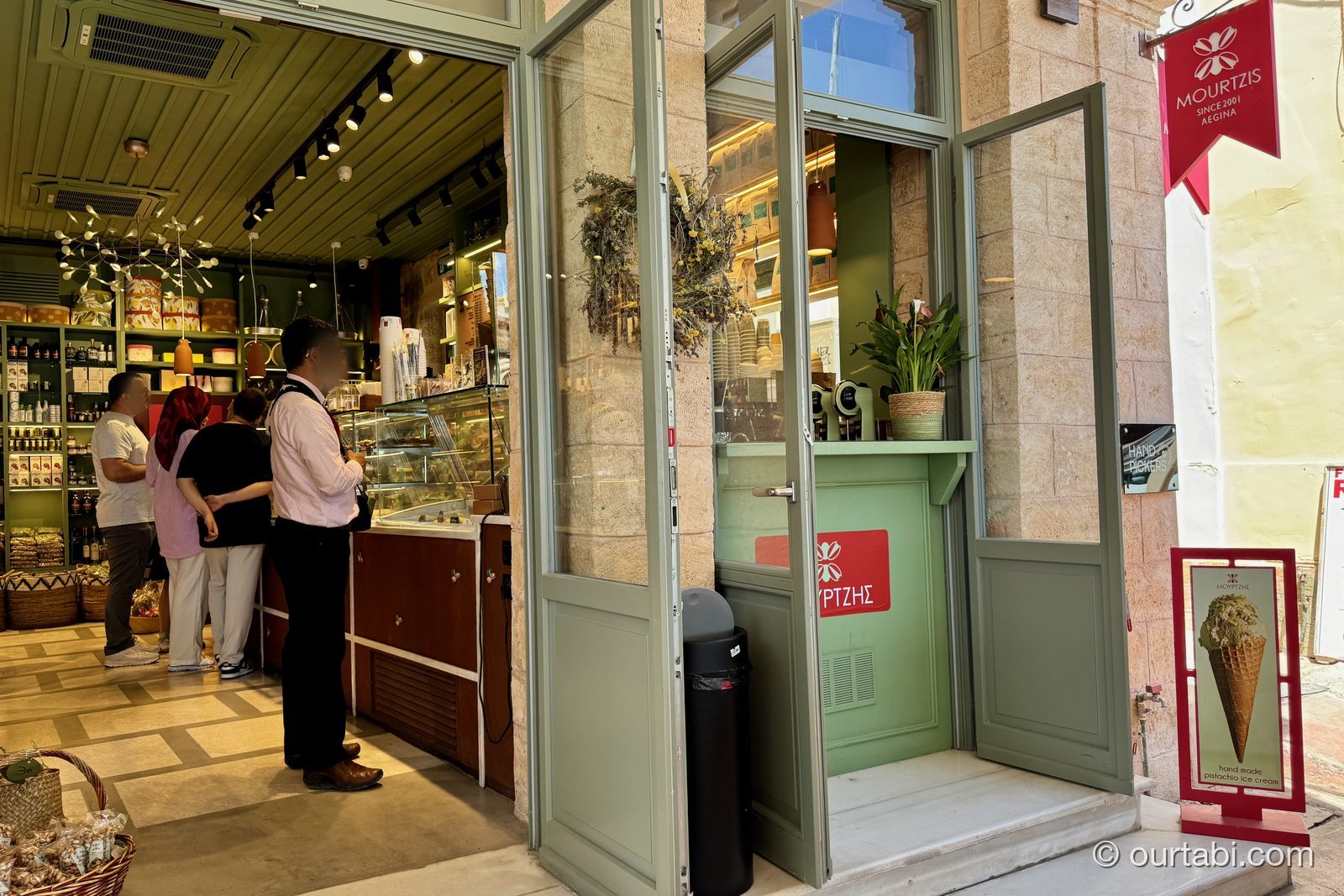 エギナ島のピスタチオスイーツ専門店の外観