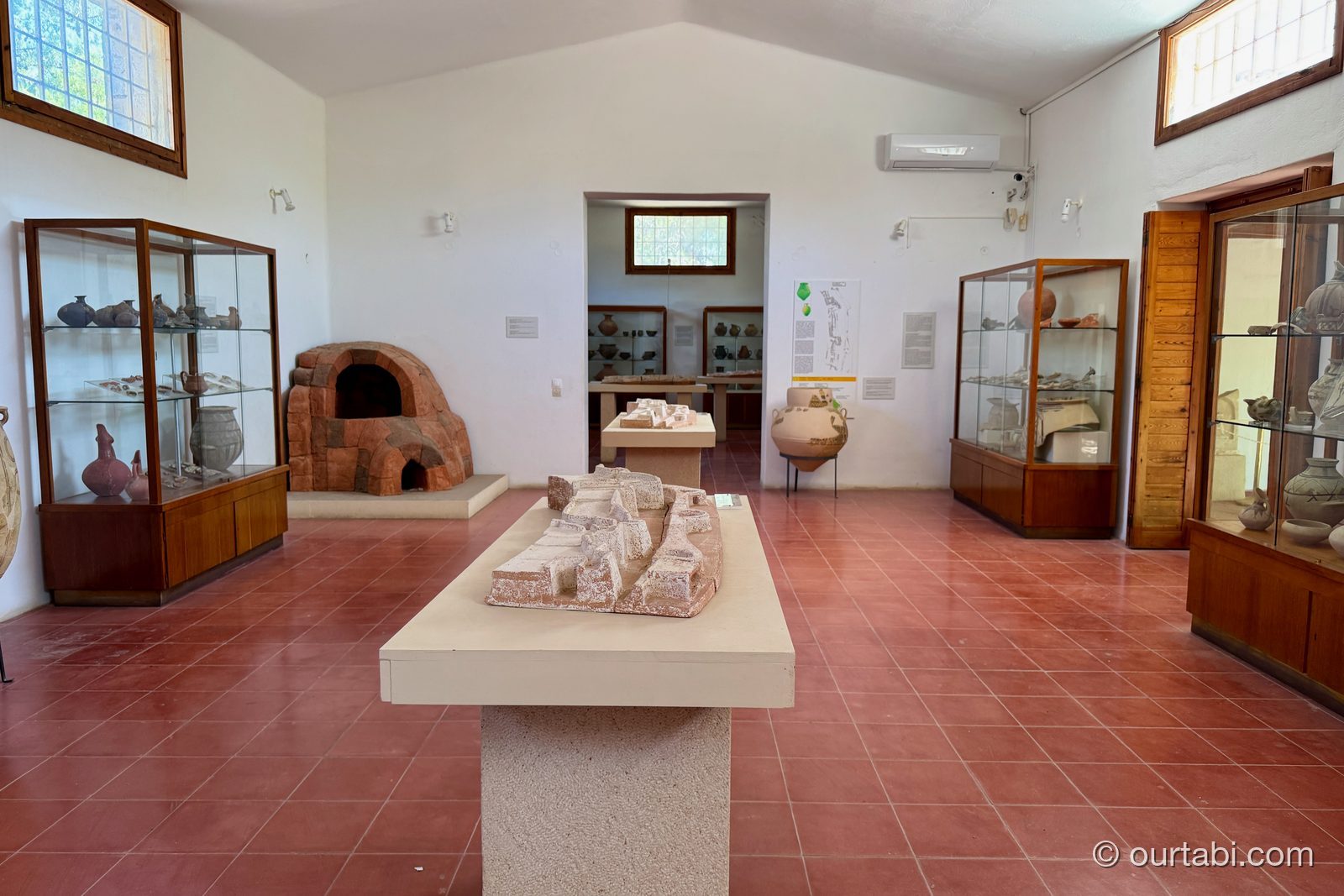 エギナ考古学博物館の展示室
