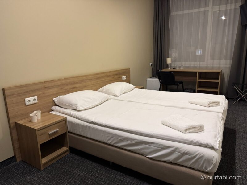 Old Town Trioの客室。ベッドと小さな机