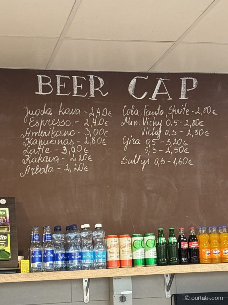 BEER CAPの黒板メニュー。コーヒーやビールの値段が手書きされている