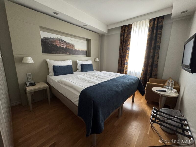 Opera Hotelの客室。ダブルベッドとソファ
