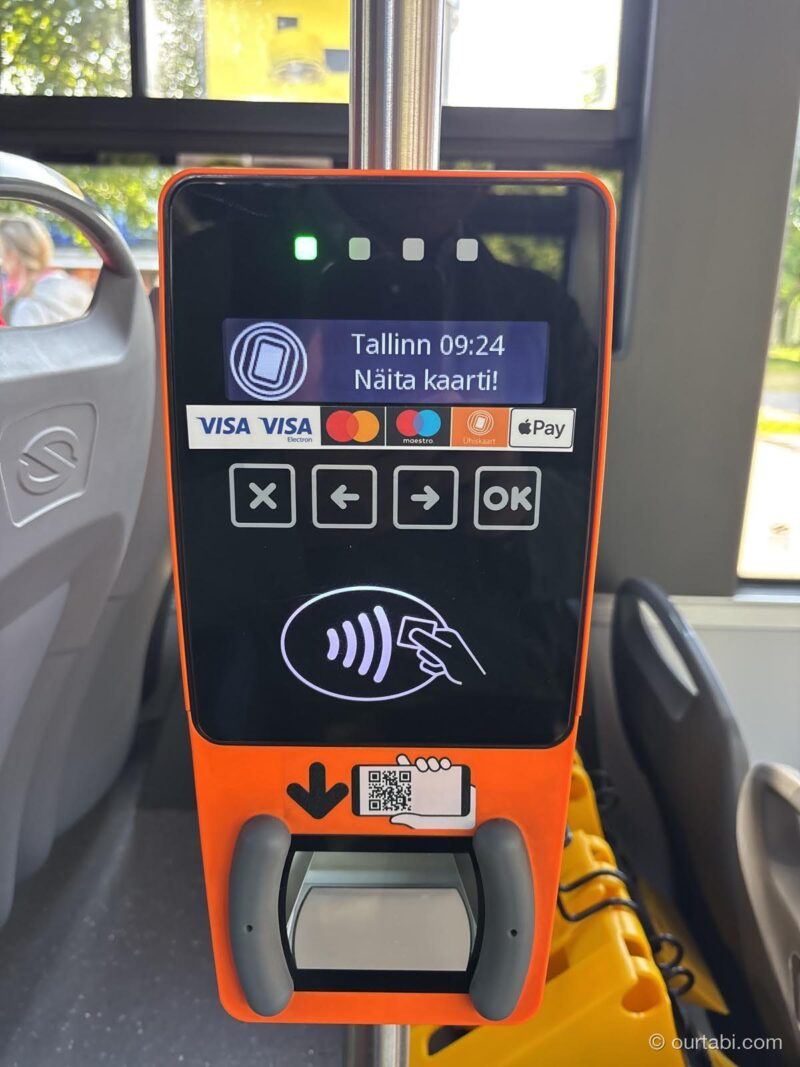 タリンの市バスの車内にある読み取り機。VisaやApple Payのマークとタッチのアイコン