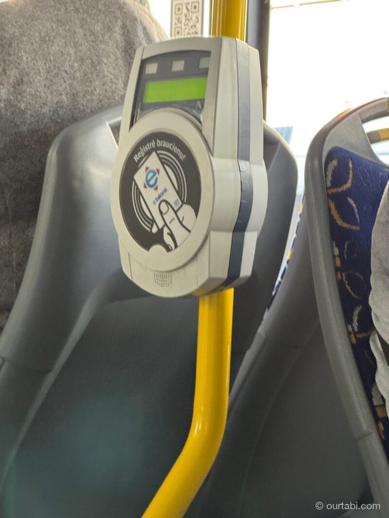 車内の手すりに付いた乗車券の読み取り機