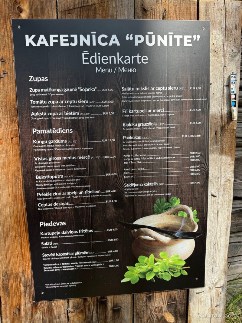 カフェPūnīteのメニュー看板。スープやメイン料理が並ぶ