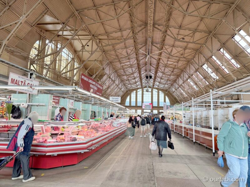 中央市場の肉の売り場。高いアーチ天井の下にショーケースが並ぶ