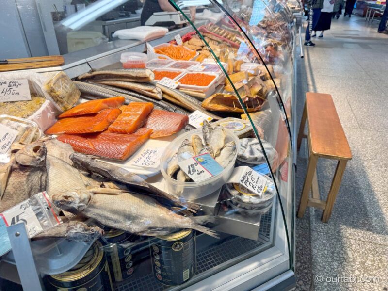 燻製のサーモンや魚が並ぶショーケース