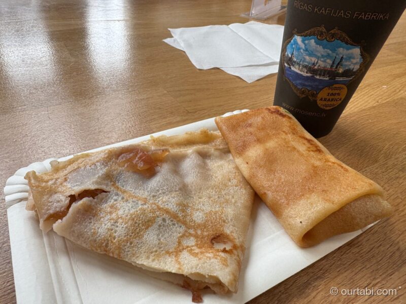 紙皿にのったクレープとコーヒー