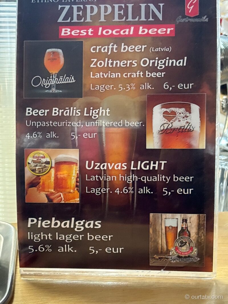 中央市場のフードコートのビールのメニュー。ラトビアのビールが€5〜6