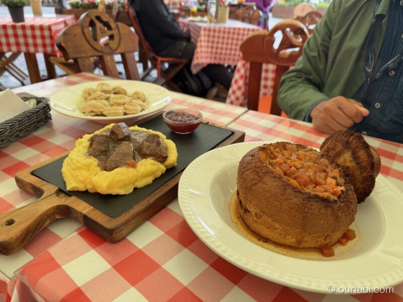 パンの器に入ったスープ、マッシュポテトにのった煮込み、ダンプリング