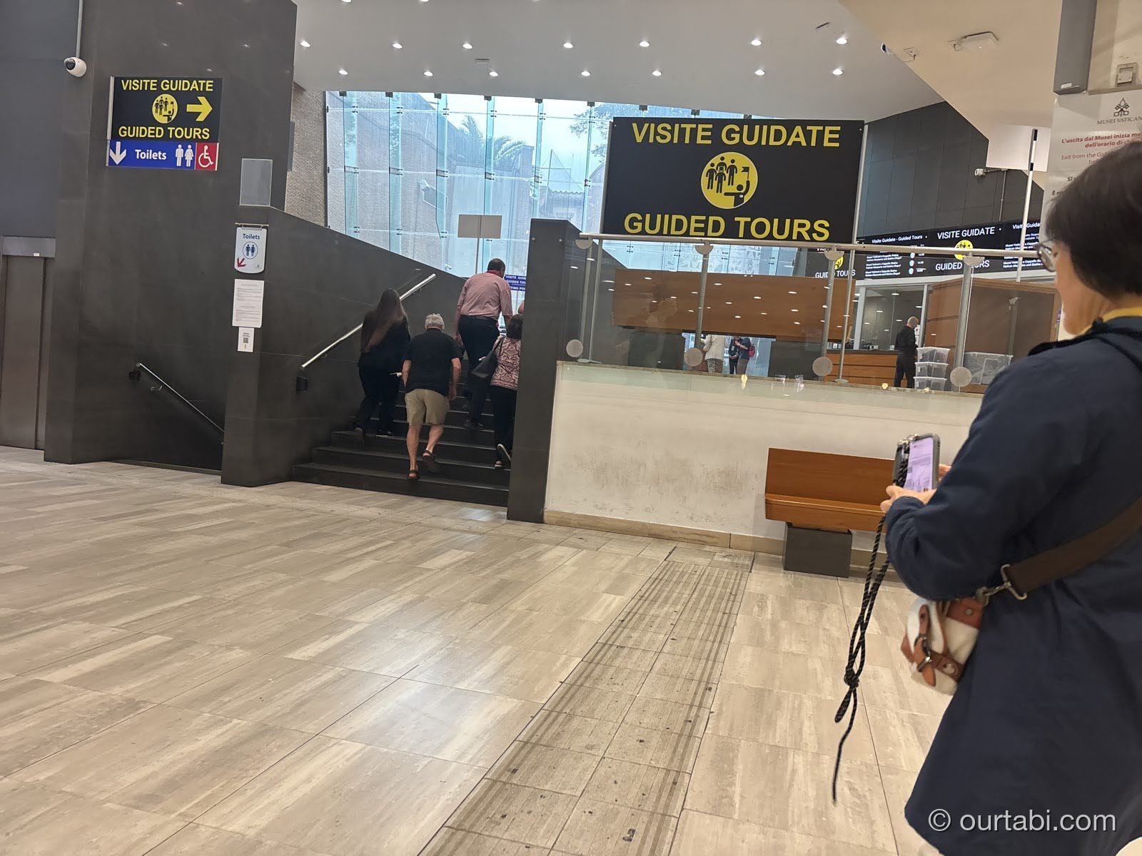 館内の "GUIDED TOURS" デスク