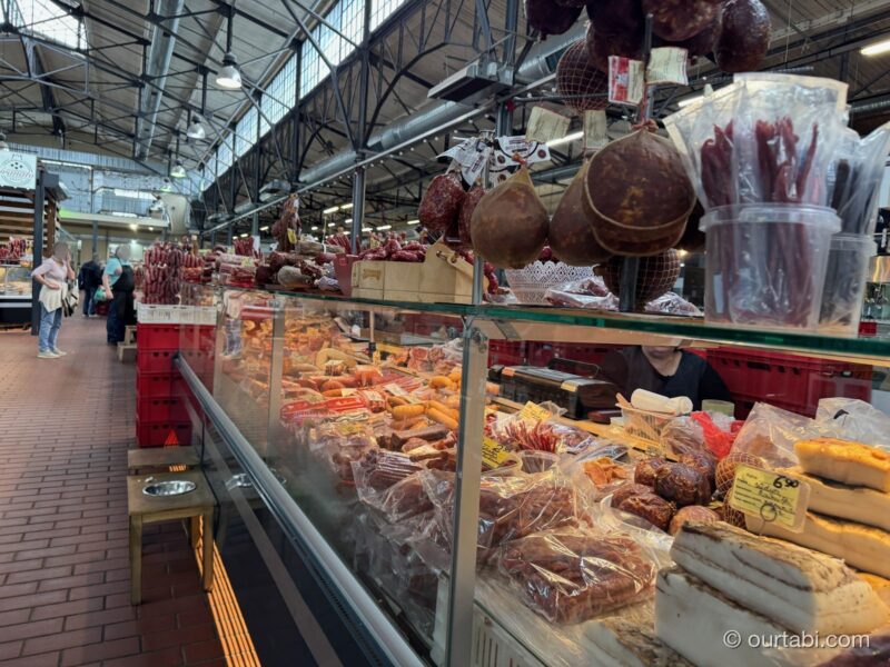 市場のショーケースに並ぶソーセージや燻製肉