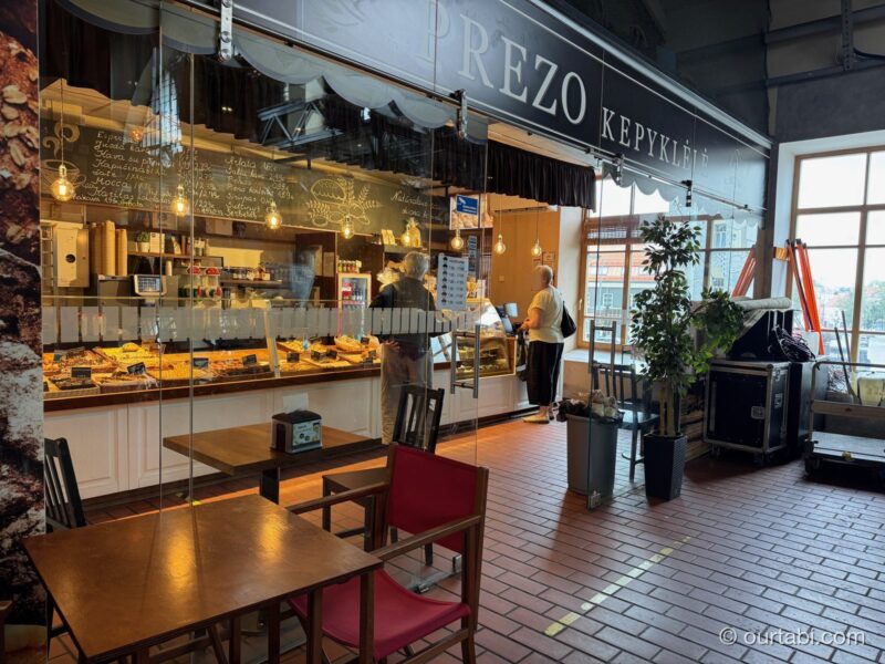 市場の中のパン屋PREZOのカウンターとテーブル