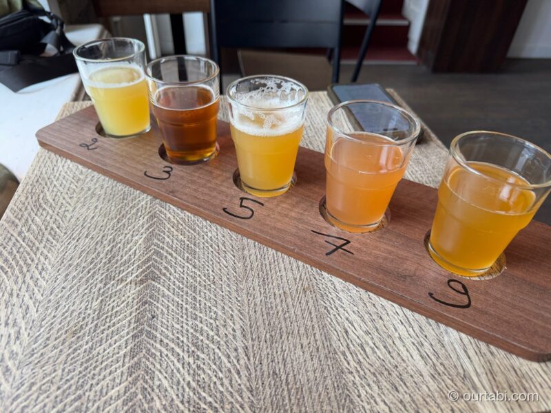 木の板に並んだ5種類のビールの飲み比べ