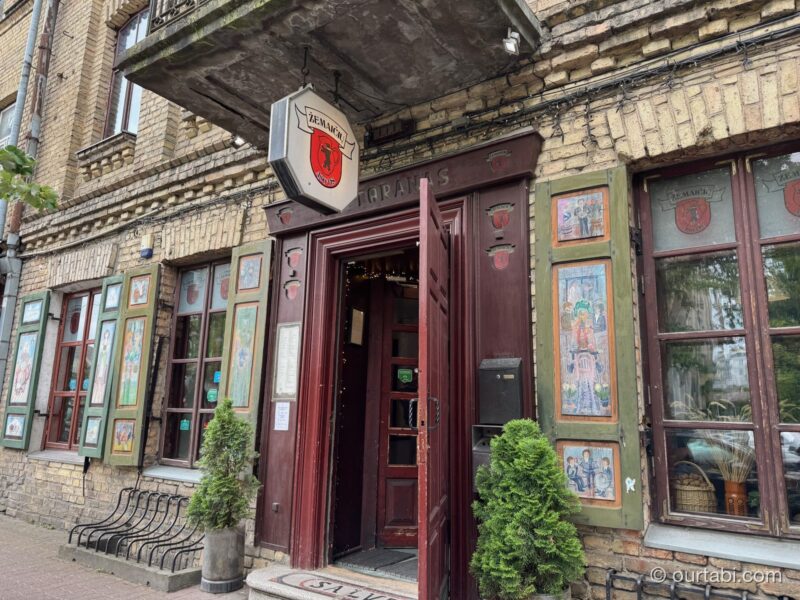 民芸調の絵が描かれた窓と扉のレストランの外観
