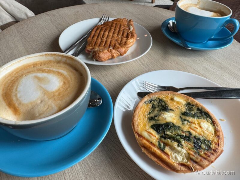 カプチーノとほうれん草のキッシュ、焼き菓子