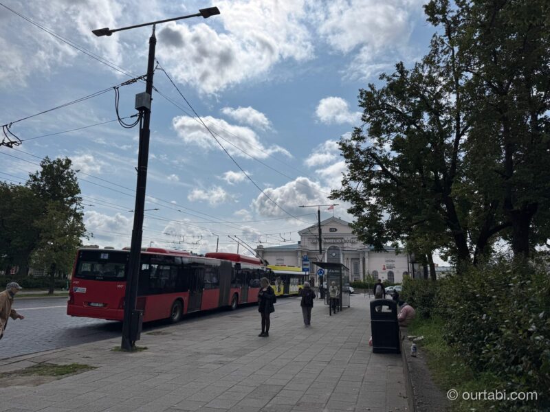 ビリニュス駅前の通りと、並ぶ赤い市バス