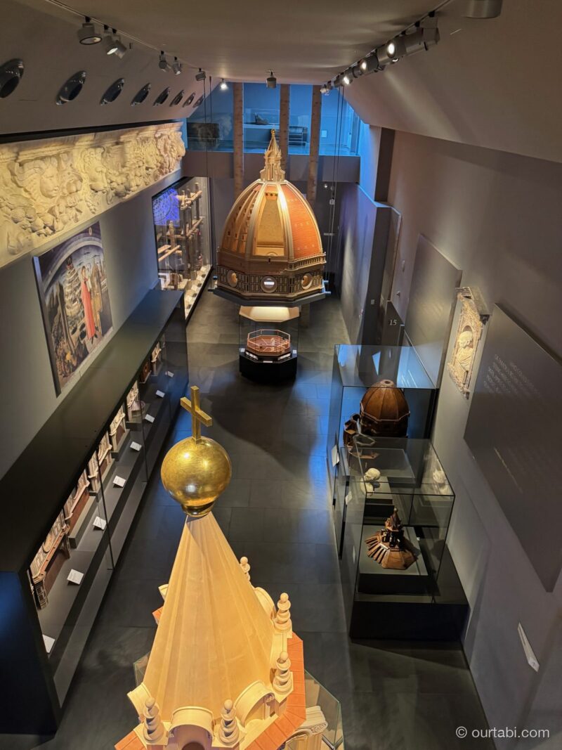 博物館に展示された、ドームの模型と頂上の金の球