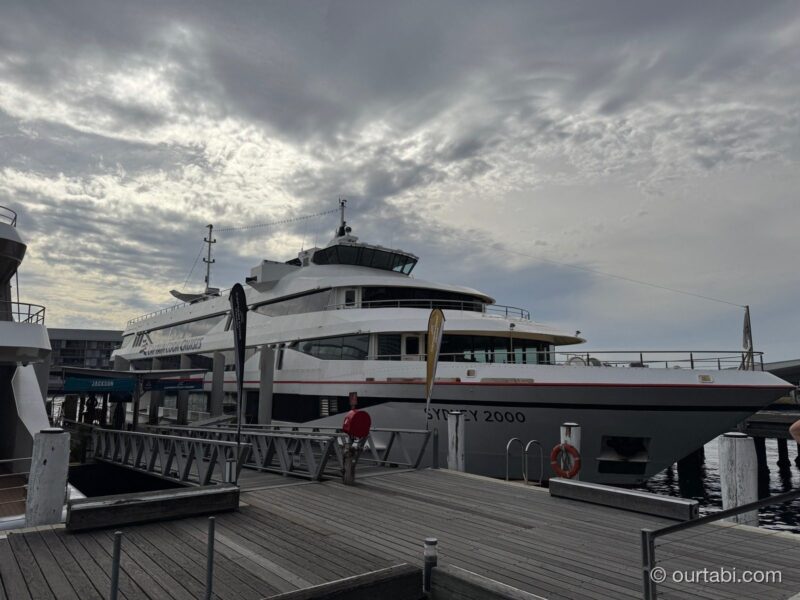 ダーリングハーバーのKing Street Wharf 1に停泊するキャプテンクックのクルーズ船
