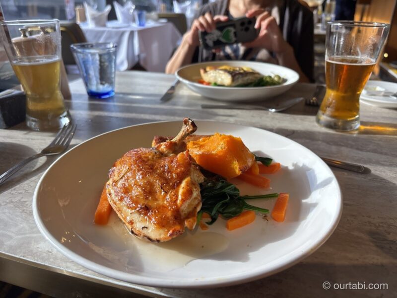 チキンのメイン料理とビール