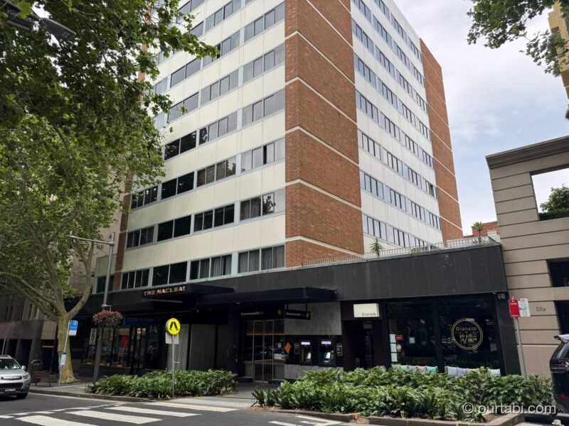 ポッツポイントのMacleay Hotelがある通りと建物の外観