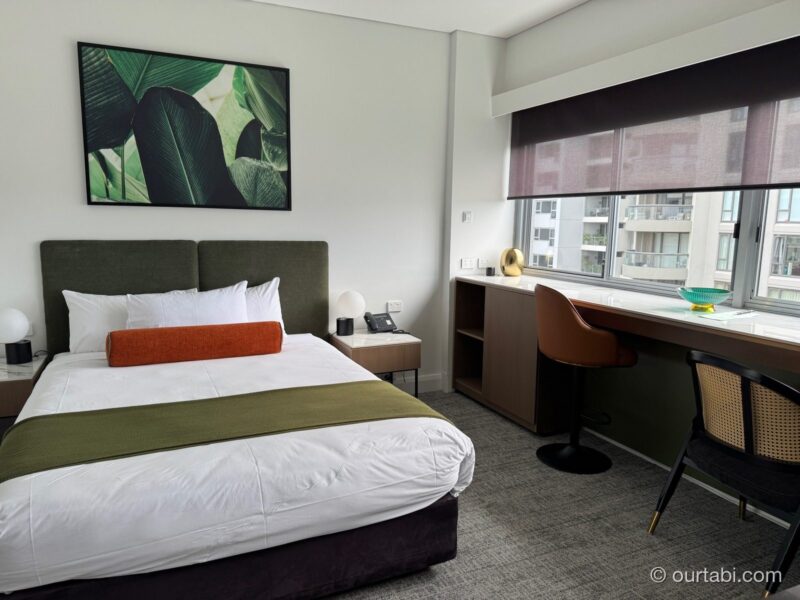 Macleay Hotelの部屋のベッドと机