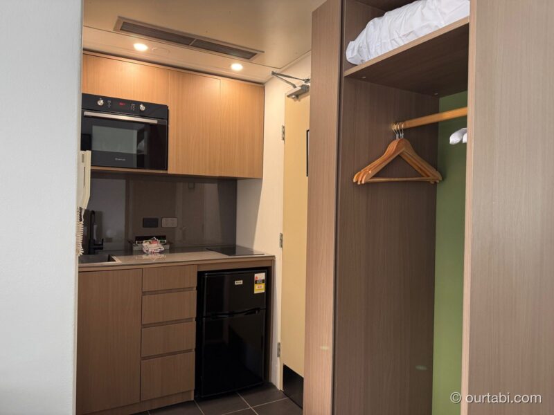 Macleay Hotelの部屋のミニキッチンと冷蔵庫