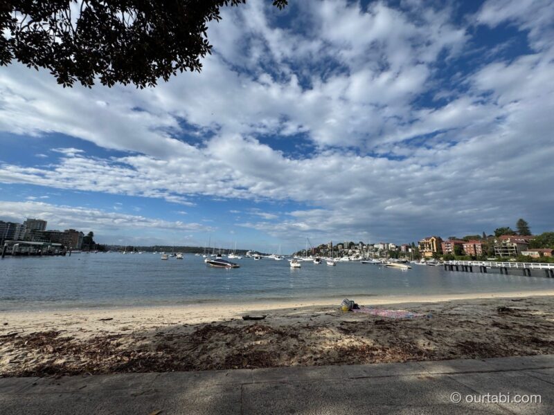 Double Bay Beachの砂浜と入り江に浮かぶヨット