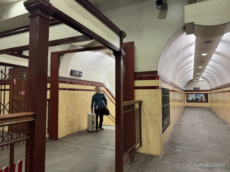 Museum駅の古い通路と階段