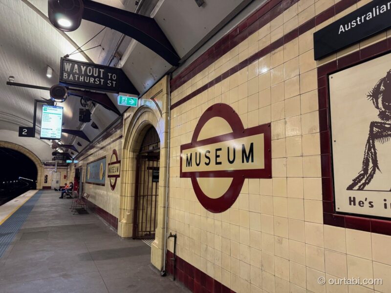 Museum駅のホームの駅名標