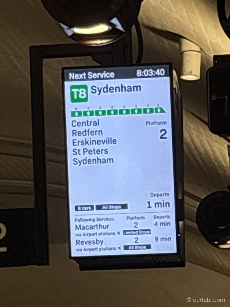 Museum駅のホームにあるT8線の次の電車の案内板