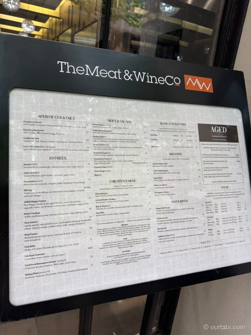 The Meat & Wine Coの店の前に置かれたメニュー看板