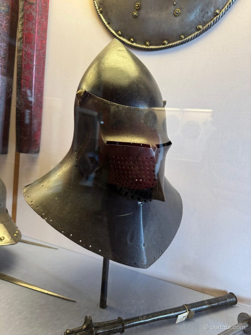 ガラスの向こうに展示された、鉄の兜